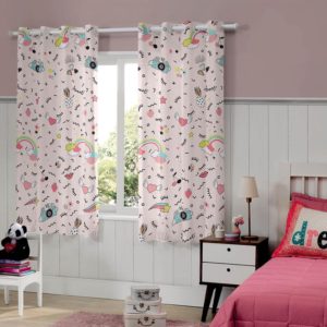 imagem quarto infantil com uma cortina colorida